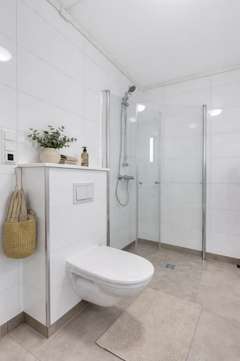 Delikat bad med dusjsone, vegghengt toalett og lyse flater som gir et rent og moderne uttrykk. God standard og enkel rengjøring.